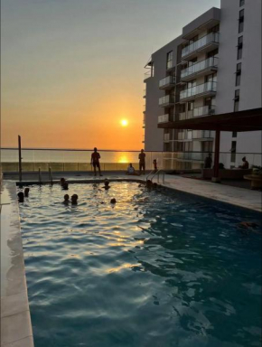 Moderna suite con balcon y hermosa vista al mar en pozos colorados